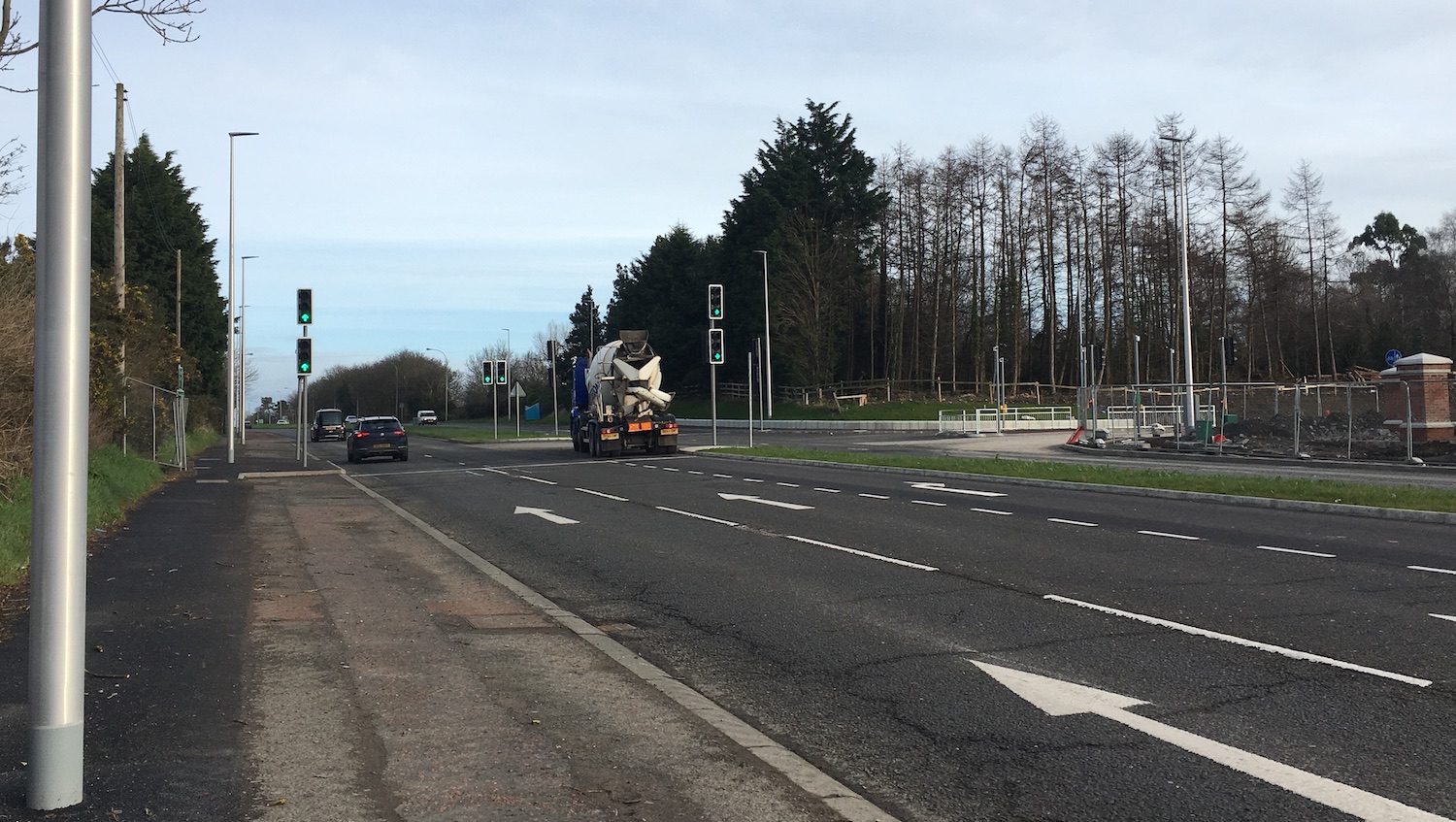 View towards a T-junction on a
dual-carriageway with new traffic signals.